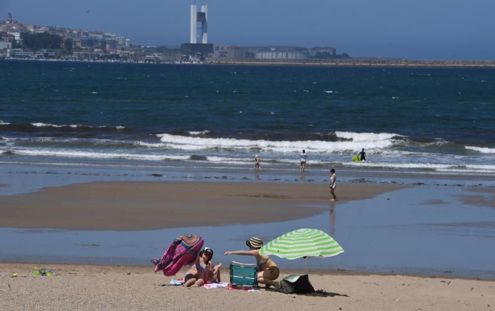 La entrada de la fase 2 de la desescalada permite tomar el sol y bañarse en las playas.