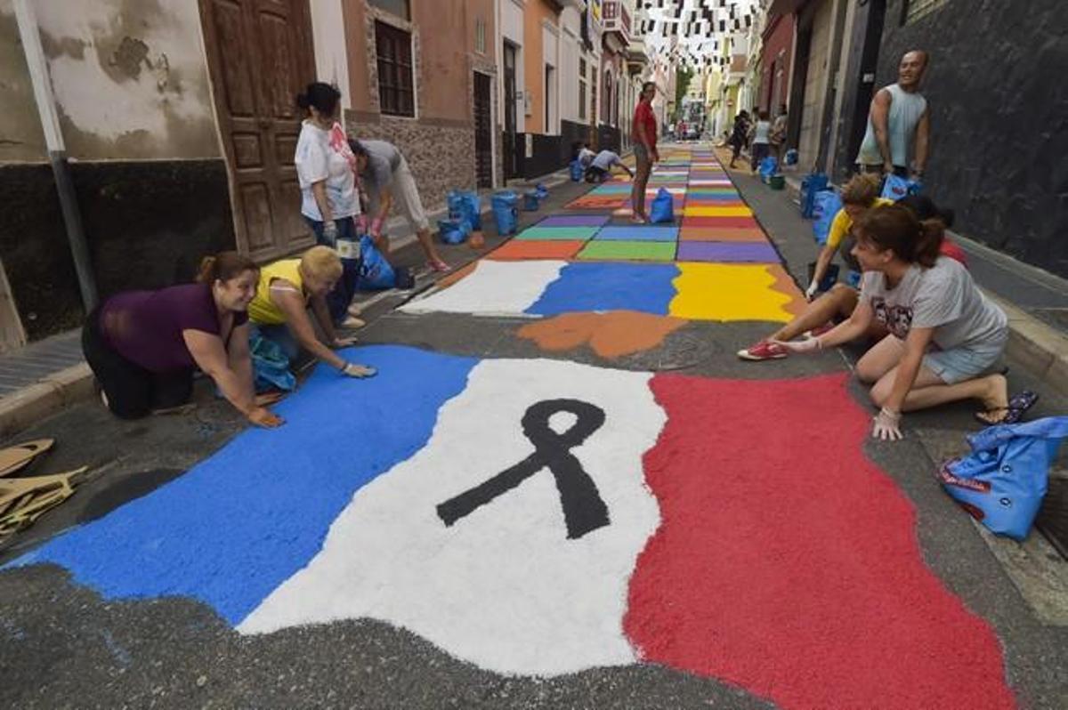 Alfombras por la fiesta de la Vingen del Carmen, ... Alfombras por la fiesta de la Vingen del Carmen, ...