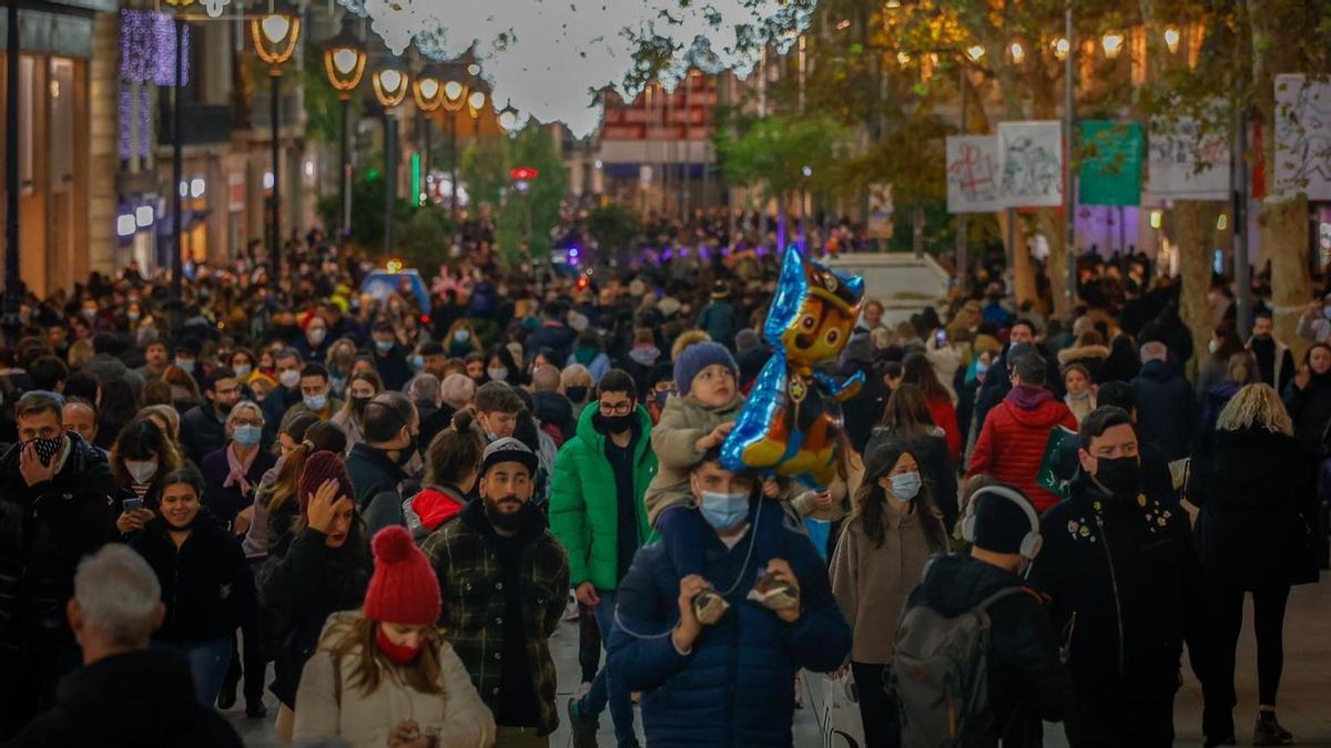 Una imagen del Portal de l’Àngel, esta tarde, lleno de gente paseando y de compras. Una imagen del Portal de l’Àngel, esta tarde, lleno de gente paseando y de compras.