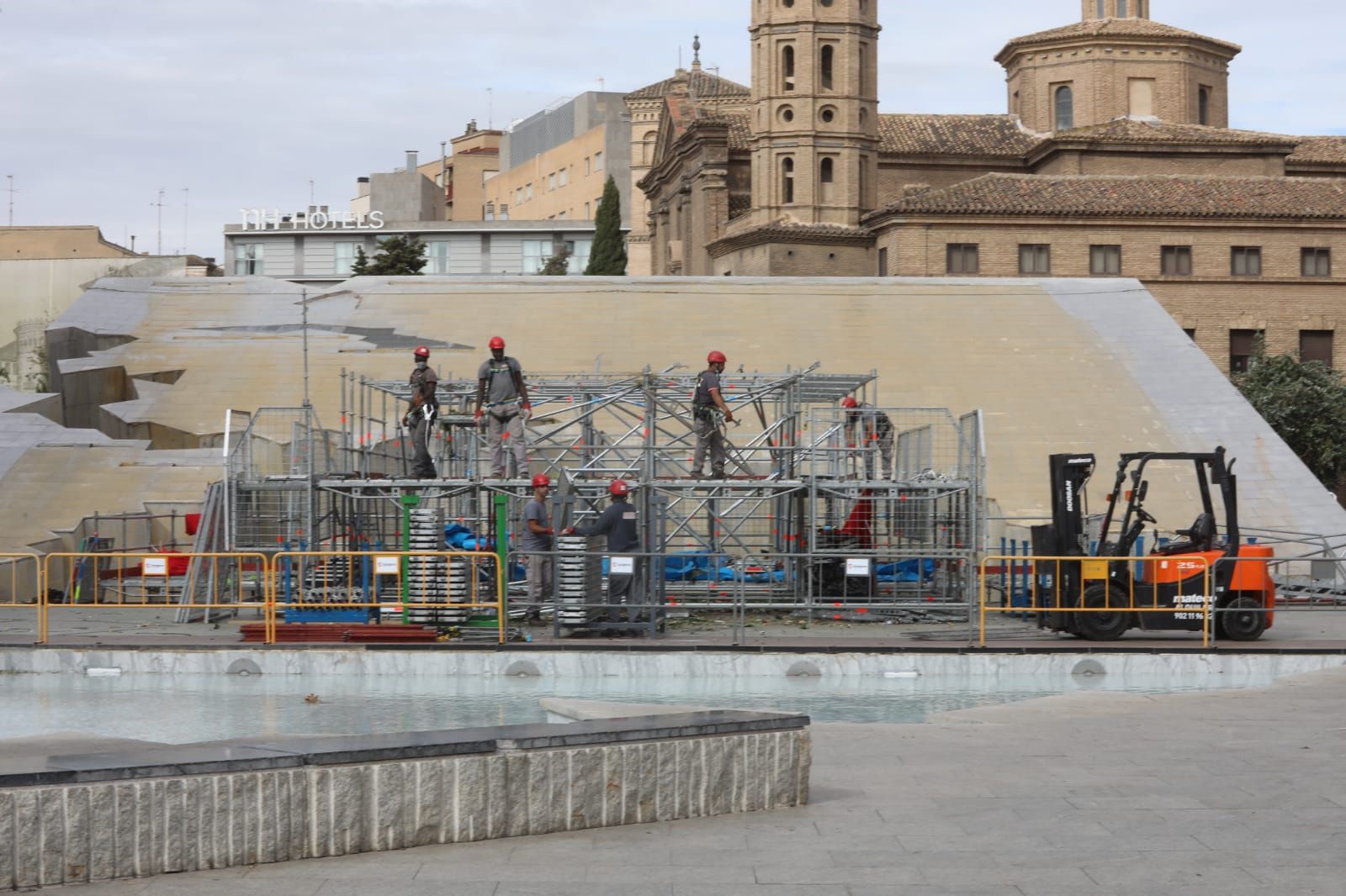 FOTOGALERÍA | Desmontaje de la Virgen en la plaza del Pilar