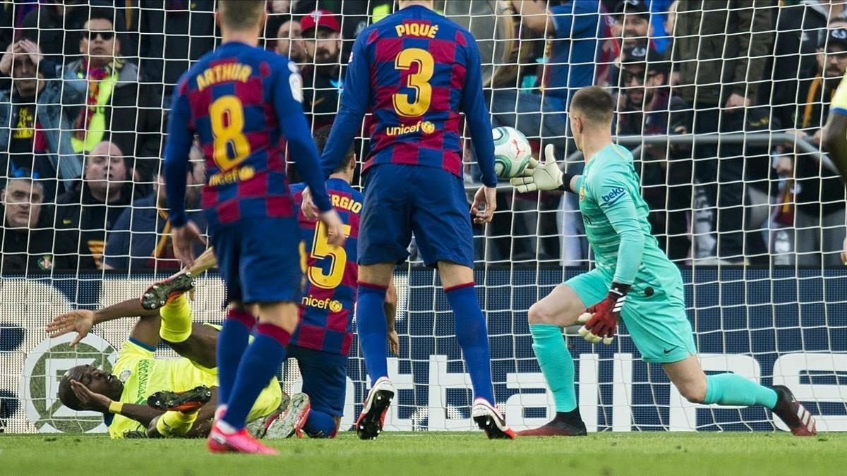 Ter Stegen, con una triple parada, evitó el empate del Getafe en el Camp Nou.