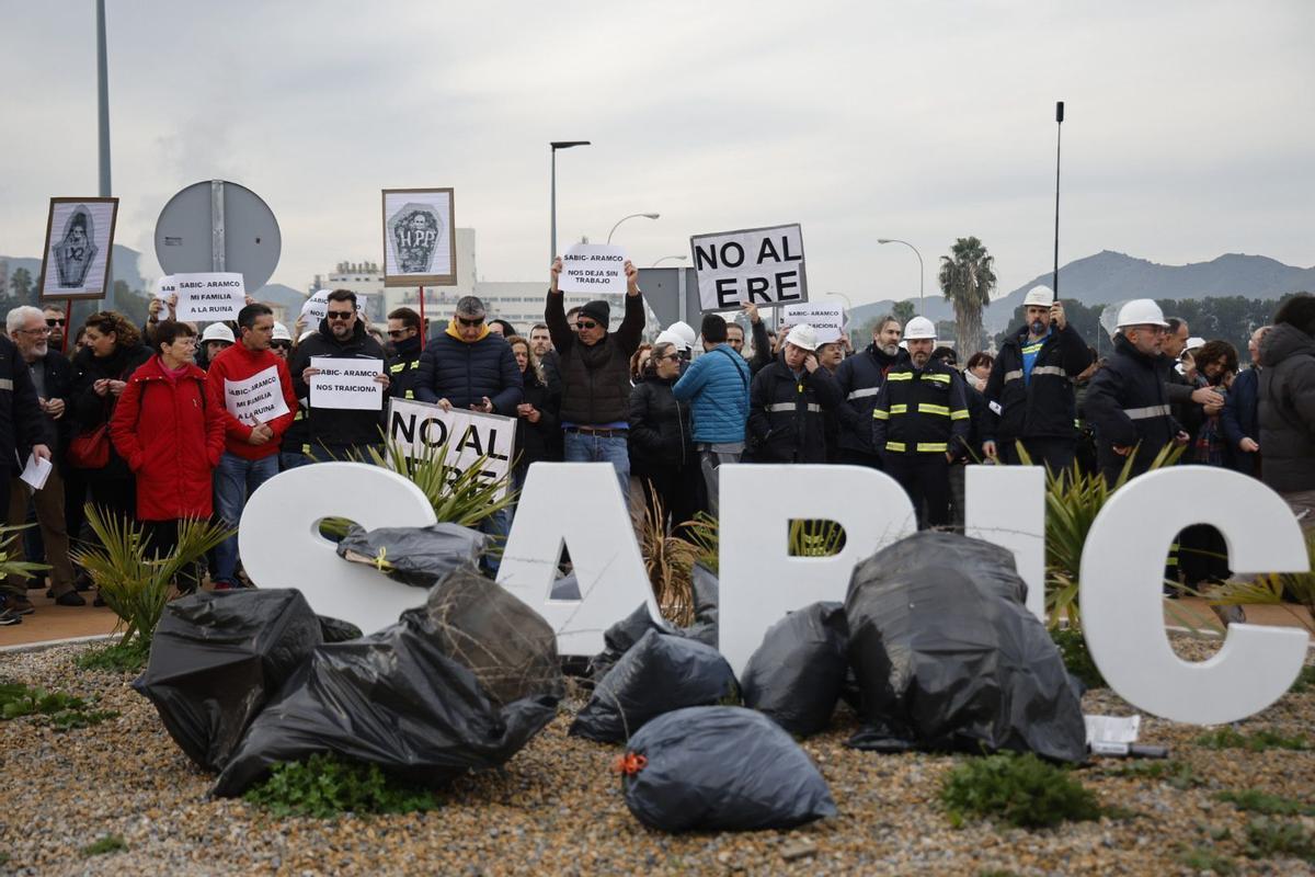 Protesta de los trabajadores de Sabic este miércoles en Cartagena