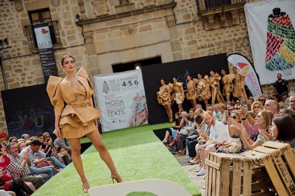 Laura Sanandrés durante un desfile celebrado en Extremadura.