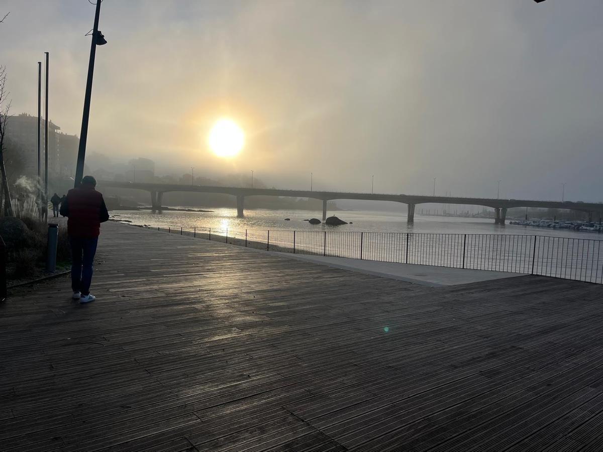 Vista de la niebla en la bahía de Bouzas este jueves por la tarde