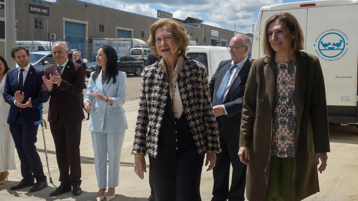 La reina Sofía en su visita el Banco de Alimentos de Huesca