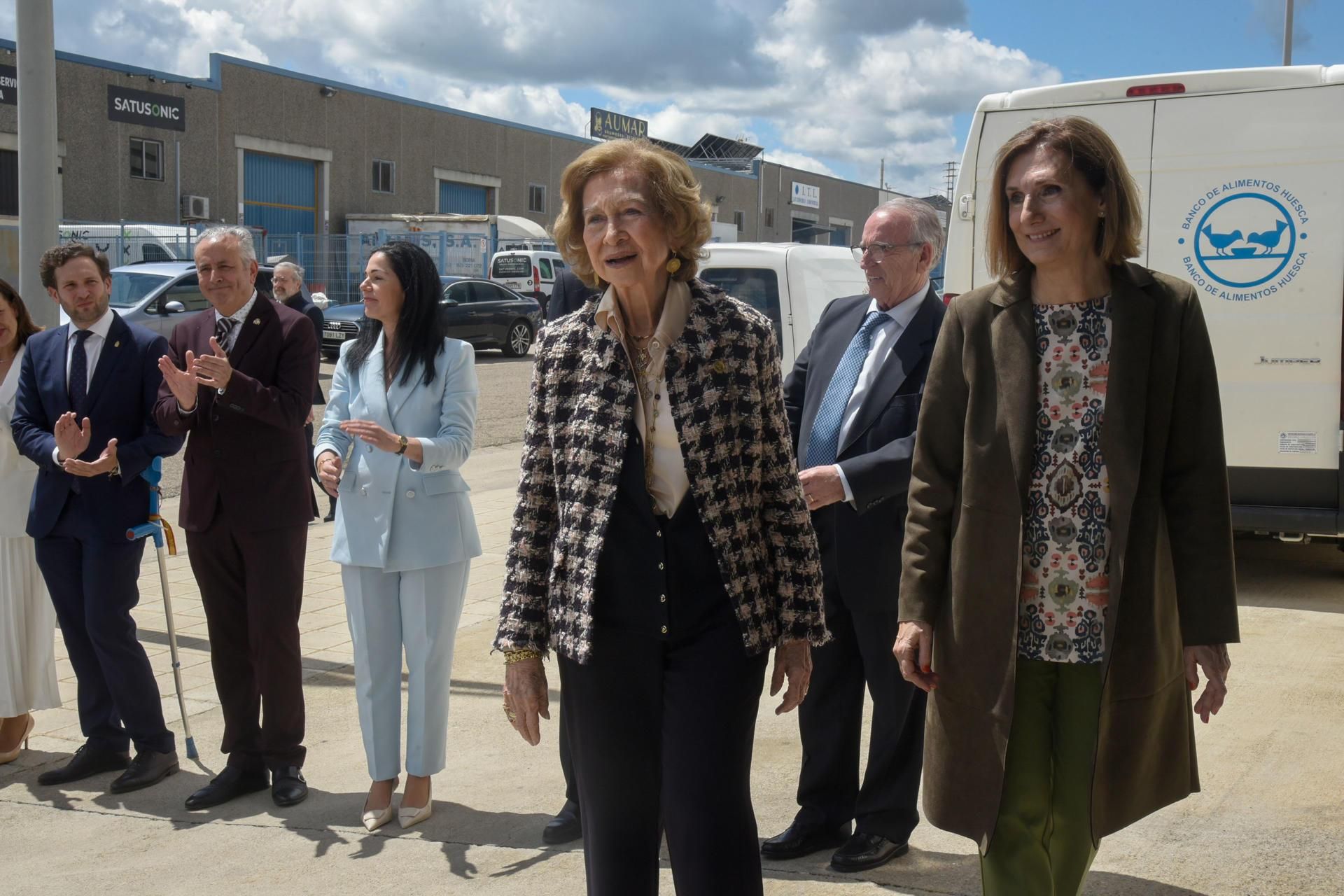 La reina Sofía visita el Banco de Alimentos de Huesca