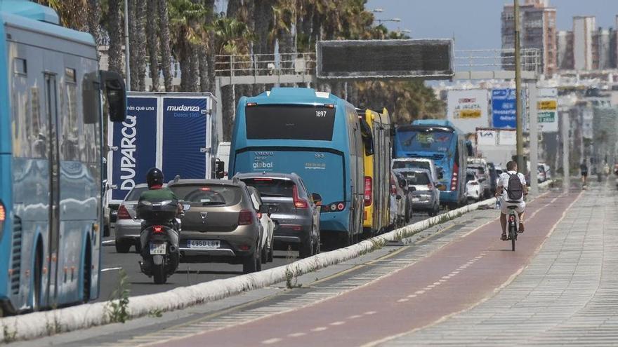 Semáforos más dinámicos y más agentes de Policía Local: los atascos aligeran en Julio Luengo pese al cierre del Guiniguada