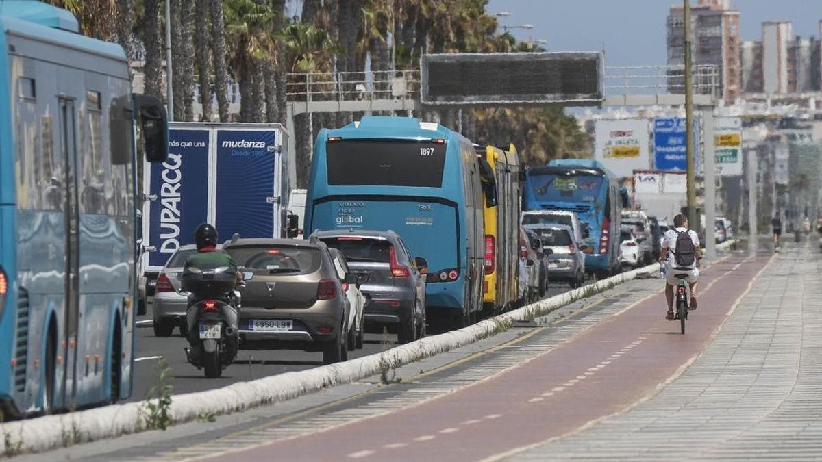 los atascos aligeran en Julio Luengo pese al cierre del Guiniguada