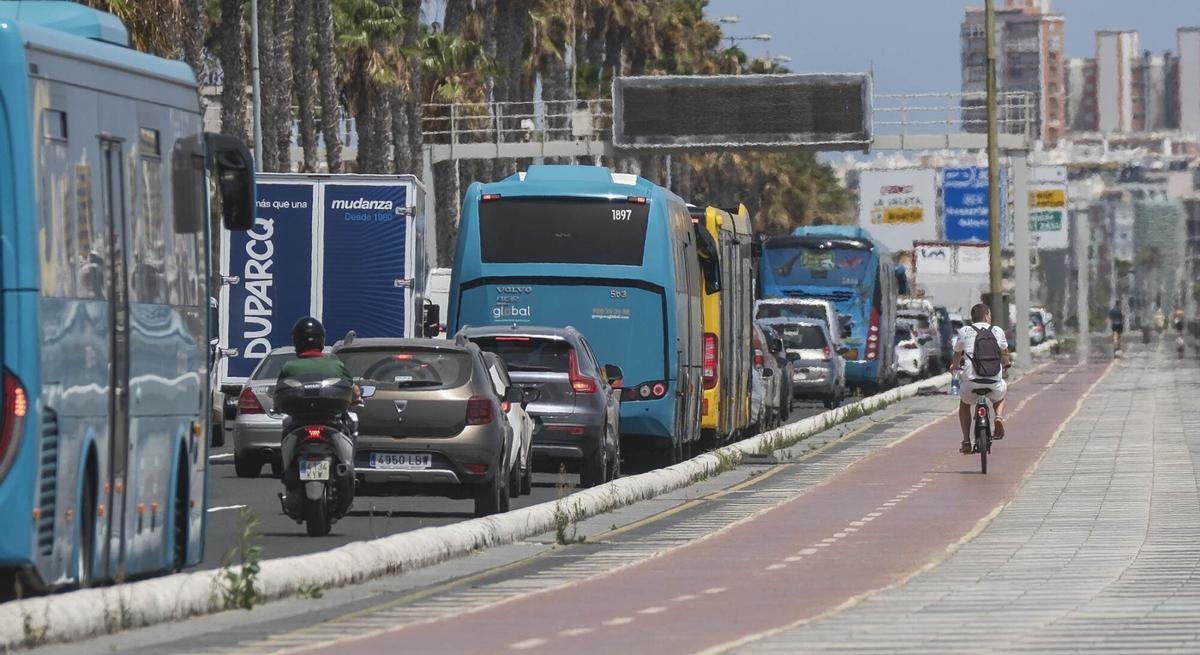 Atasco en la Avenida Marítima en hora punta.