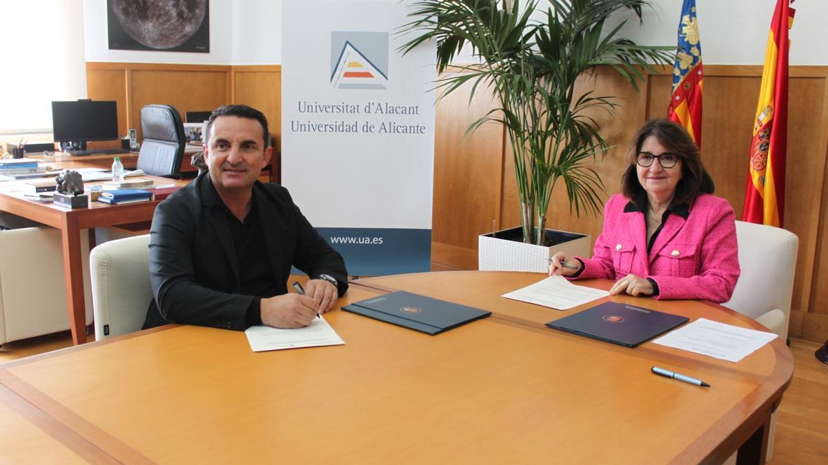 Momento de la firma del convenio entre la rectora de la UA y el alcalde de La Nucia.