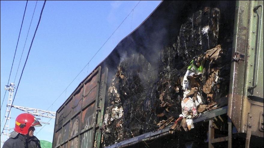 El incendio de un vagón cargado de papel que circulaba en un convoy de mercancías por la línea férrea Madrid-Zaragoza ha obligado hoy a cortar el tráfico ferrovario en este trazado a la altura de Calatayud.