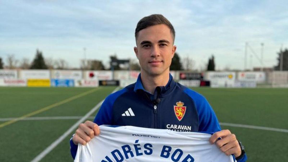 Andrés Borge, con la camiseta conmemorativa de su renovación.