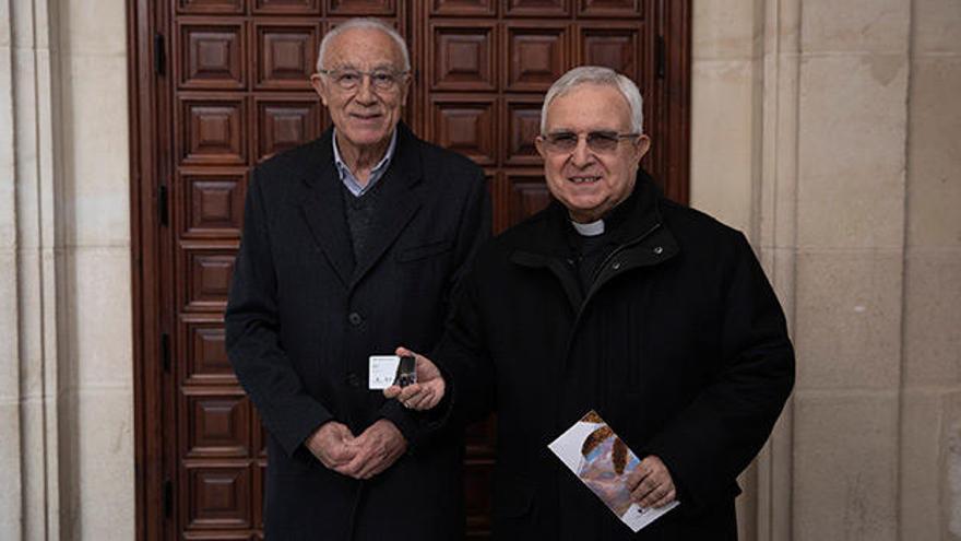 El obispo de la Diócesis Orihuela-Alicante, Jesús Murgui, con su carné de protector del Misteri d&#039;Elx junto a Francisco Borja.