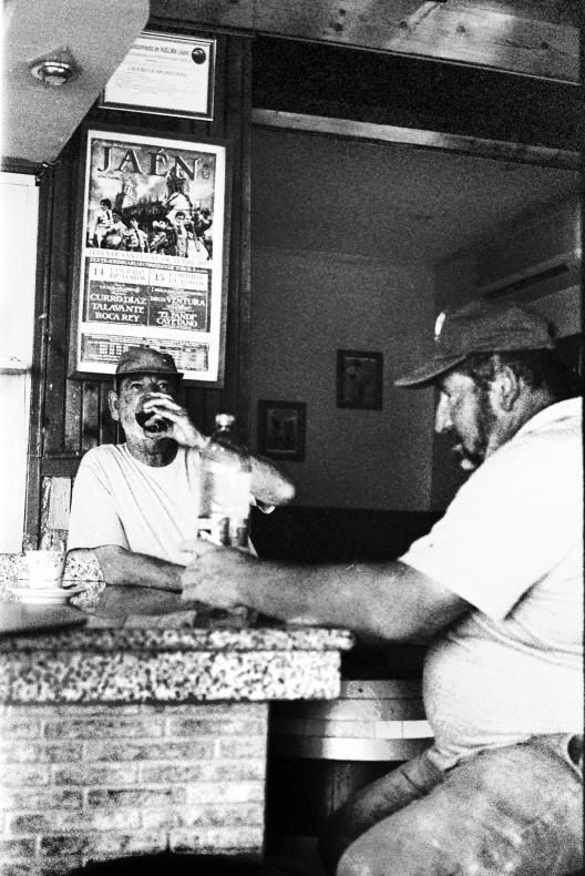 Dos hombres en el bar Victoria, en Huelma (Jaén), en Sierra Mágina.