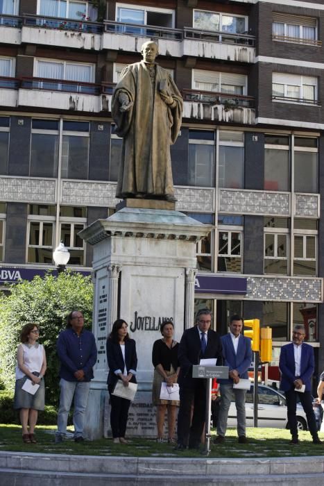 Ofrenda floral a Jovellanos en Gijón