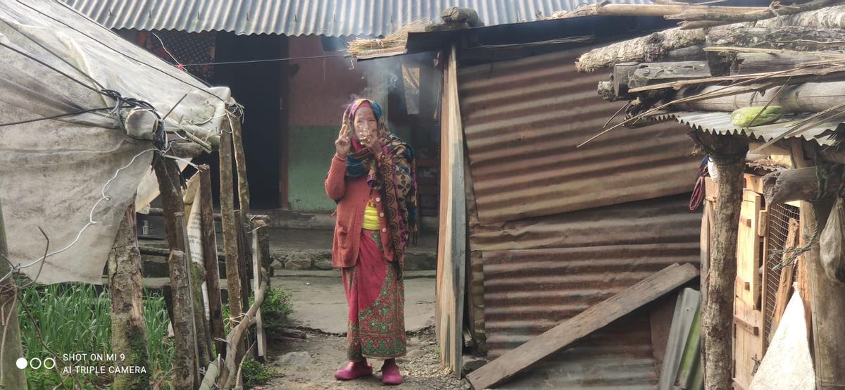 Foto de una mujer en su casa en Nepal, sin fuente de agua