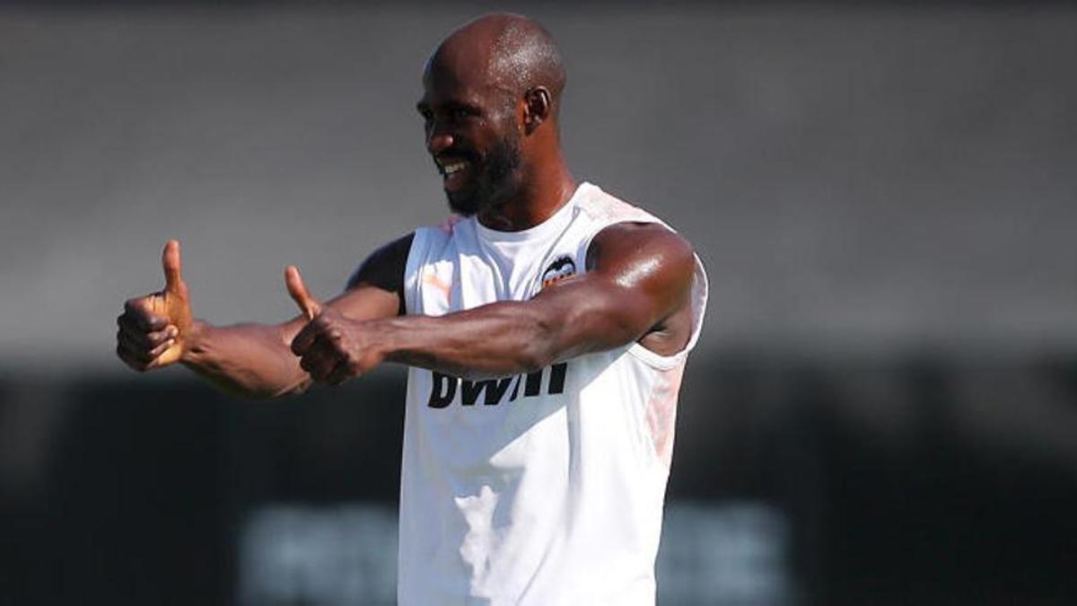 Mangala durante un entrenamiento con el Valencia