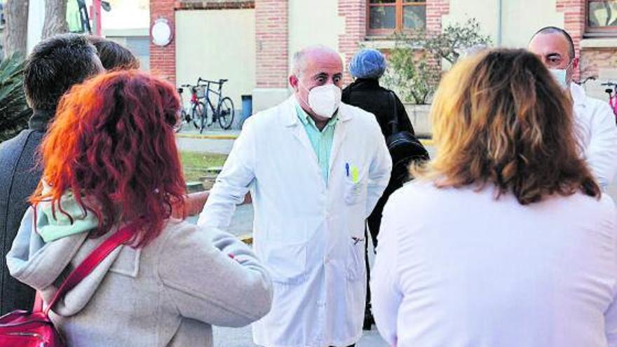 El líder de CC OO en el Hospital Provincial de Castellón, Amalio Palacios, en el centro. | LEVANTE-EMV