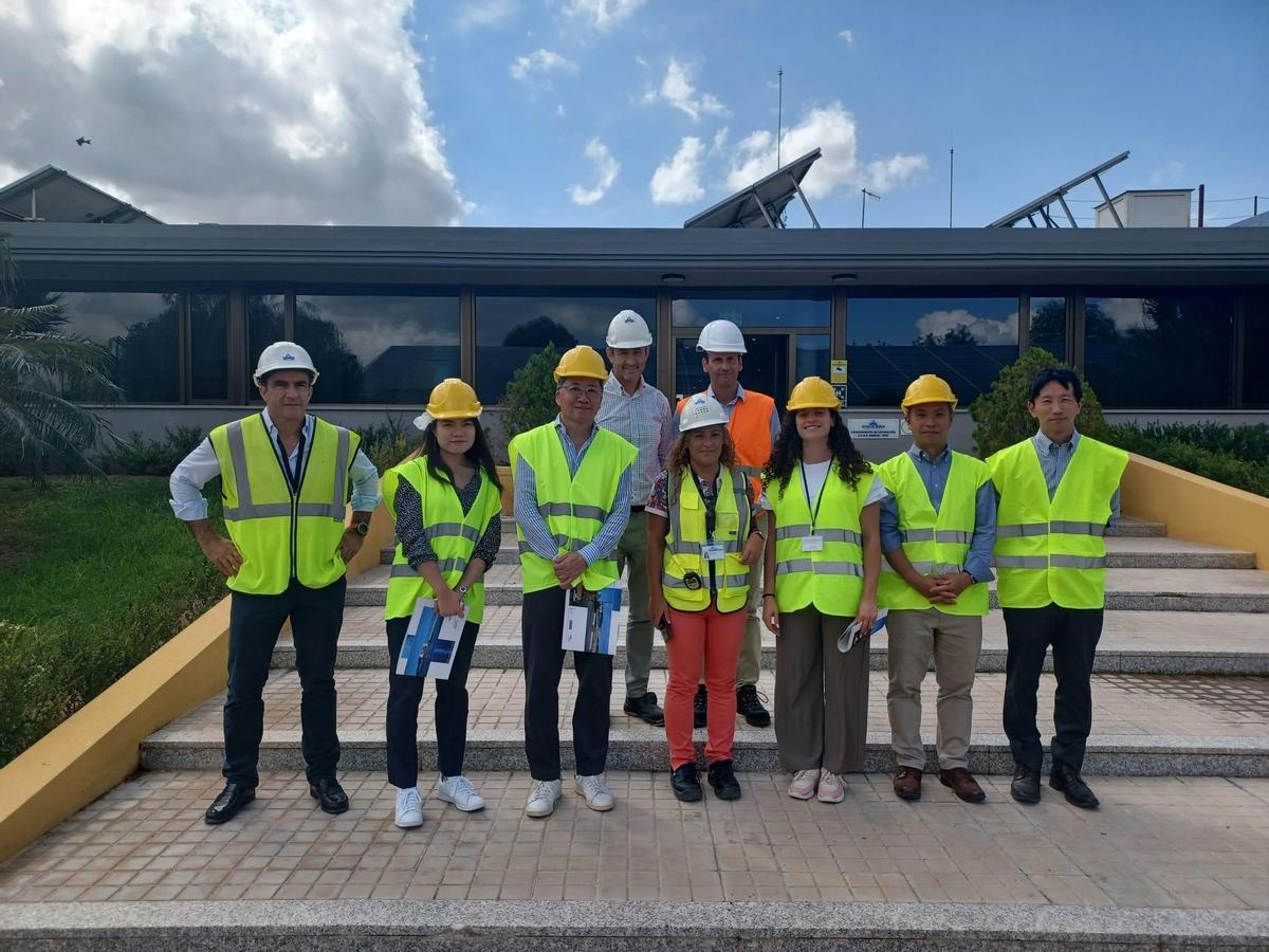 Reprea de Veolia Japón durante su visita a Emuasa.
