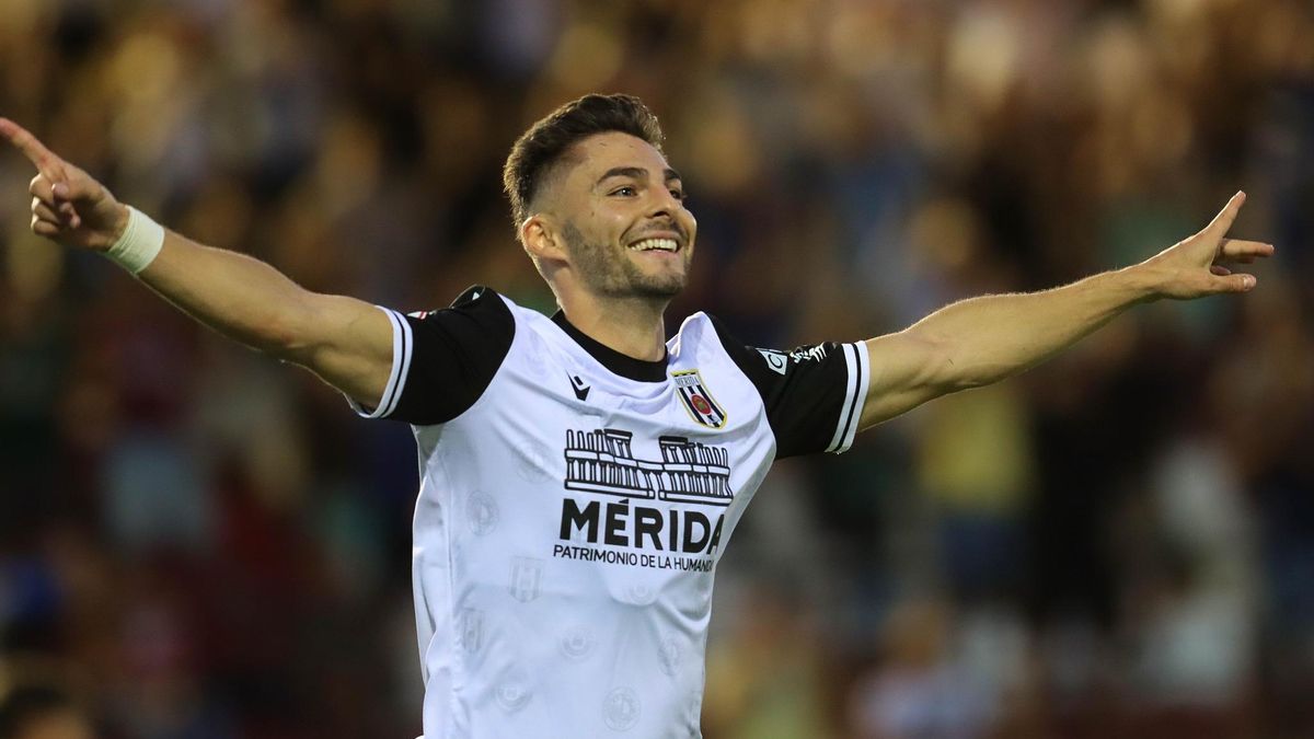Liberto, celebrando un gol con el Mérida.