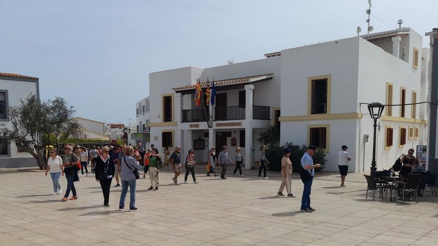 La plaza de la Constitució y la sede del Consell de Formentera, llena de visitantes. | C.C.