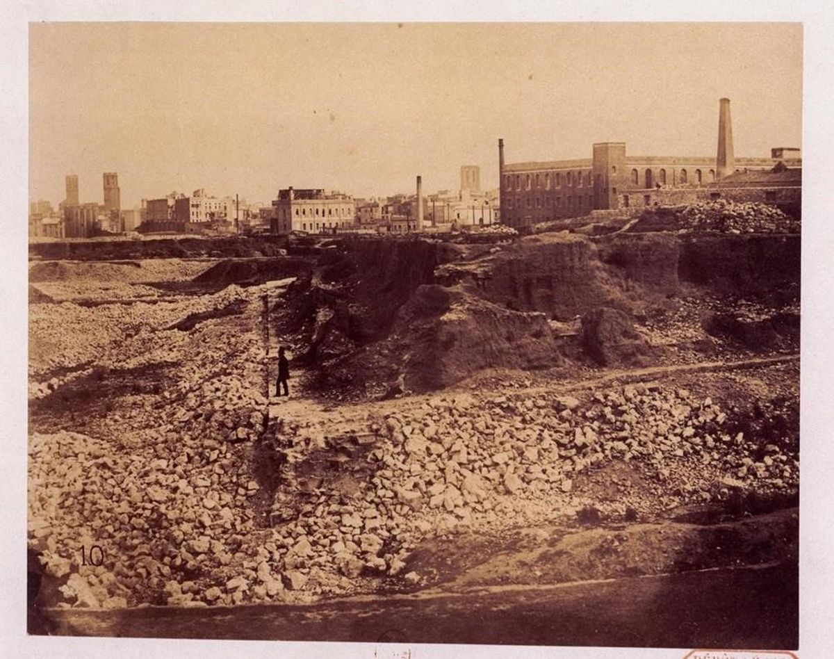 ’Barcelona, demolición de las murallas’, imagen captada por la cámara de Franck en 1855.