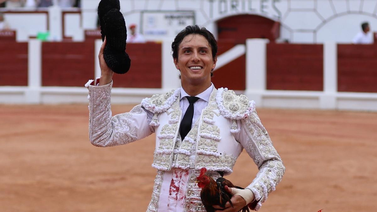 Vídeo: Un arrollador Roca Rey desata la locura en El Bibio en otra tarde de gran entrada en los tendidos