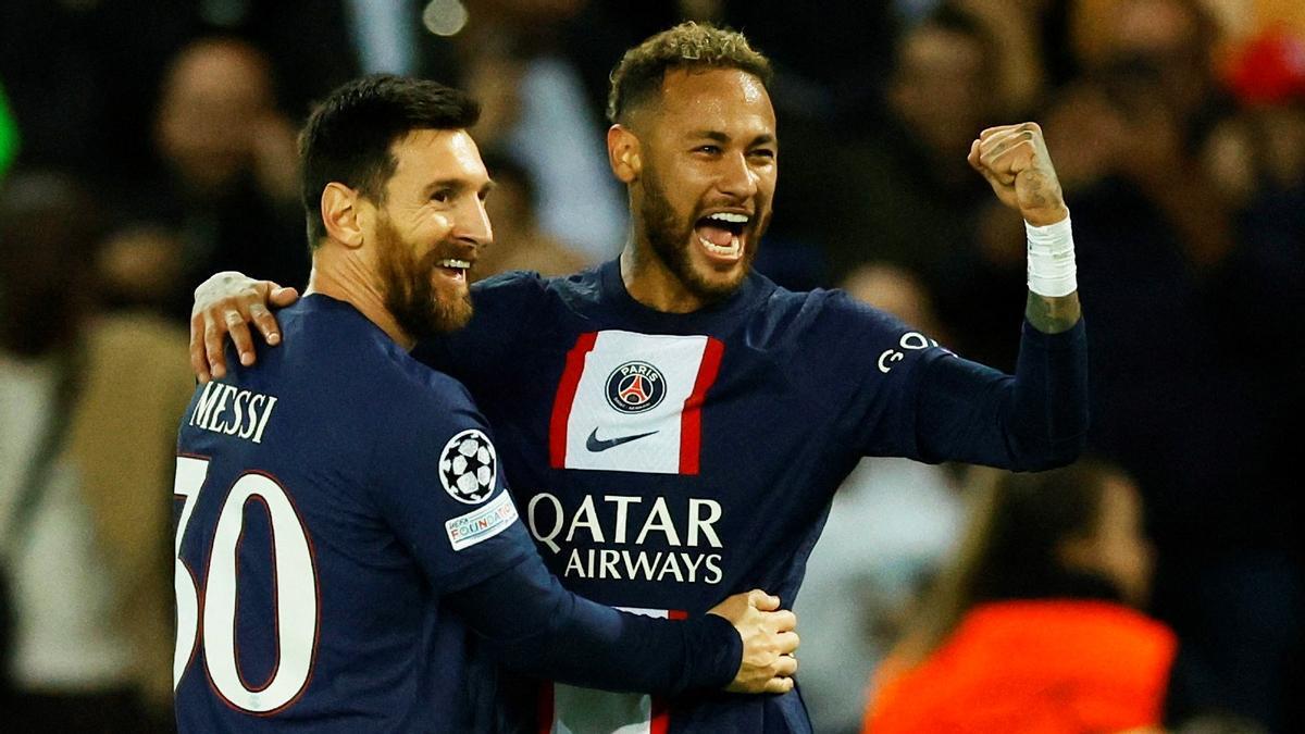 Messi y Neymar celebran uno de los tantos del PSG al Maccabi Haifa.