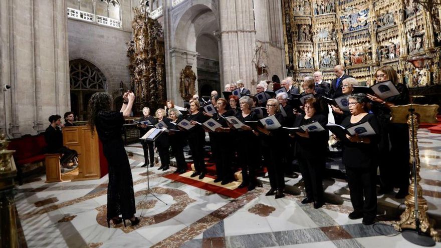 Las voces del coro del Centro Asturiano se afinan en la Catedral