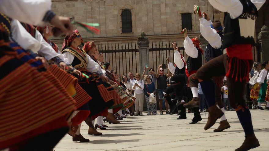 GALERÍA | Doña Urraca baila a los pies de la Catedral