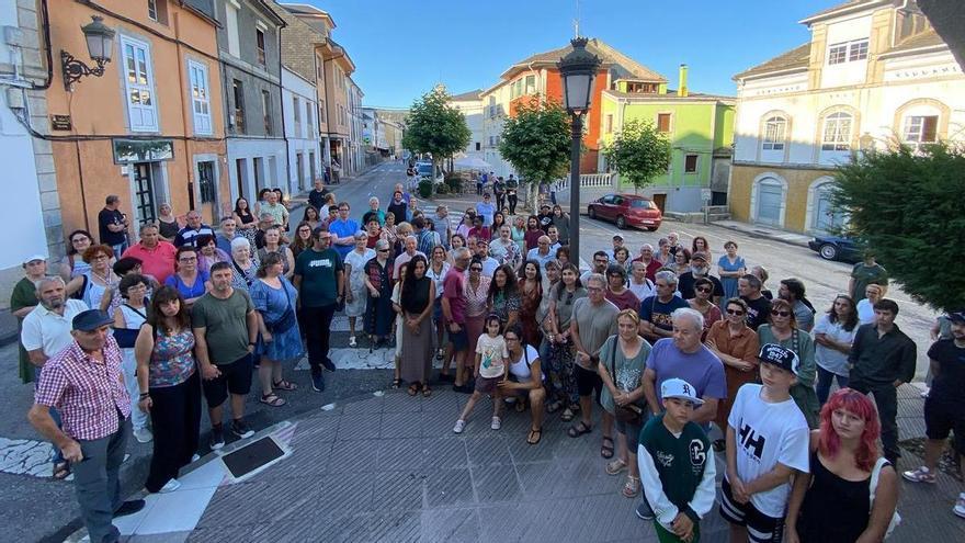 Más de un centenar de personas se concentran en Boal contra la violencia tras una pelea entre dos vecinos