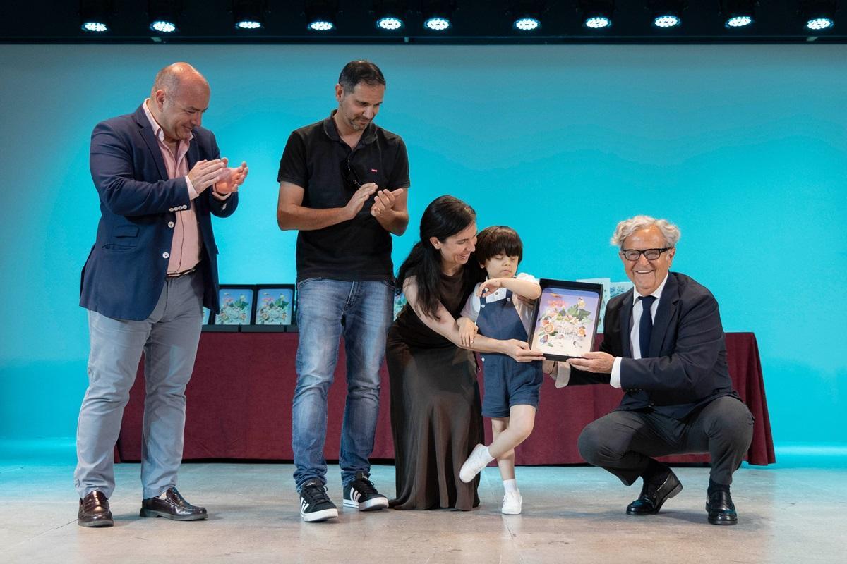 El presidente de la Diputación, Salvador Fuentes, entrega su premio a uno de los menores participantes en el Concurso de Dibujo y Pintura.