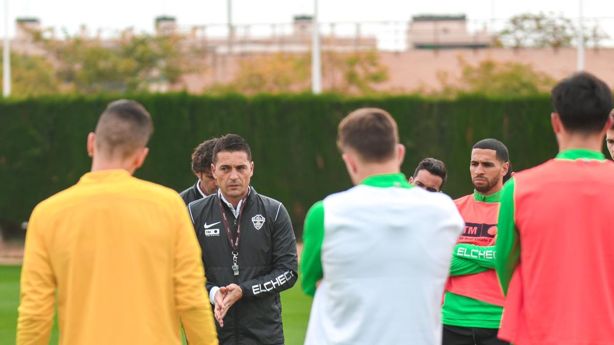 Francisco da órdenes a sus jugadores durante un entreno de esta semana