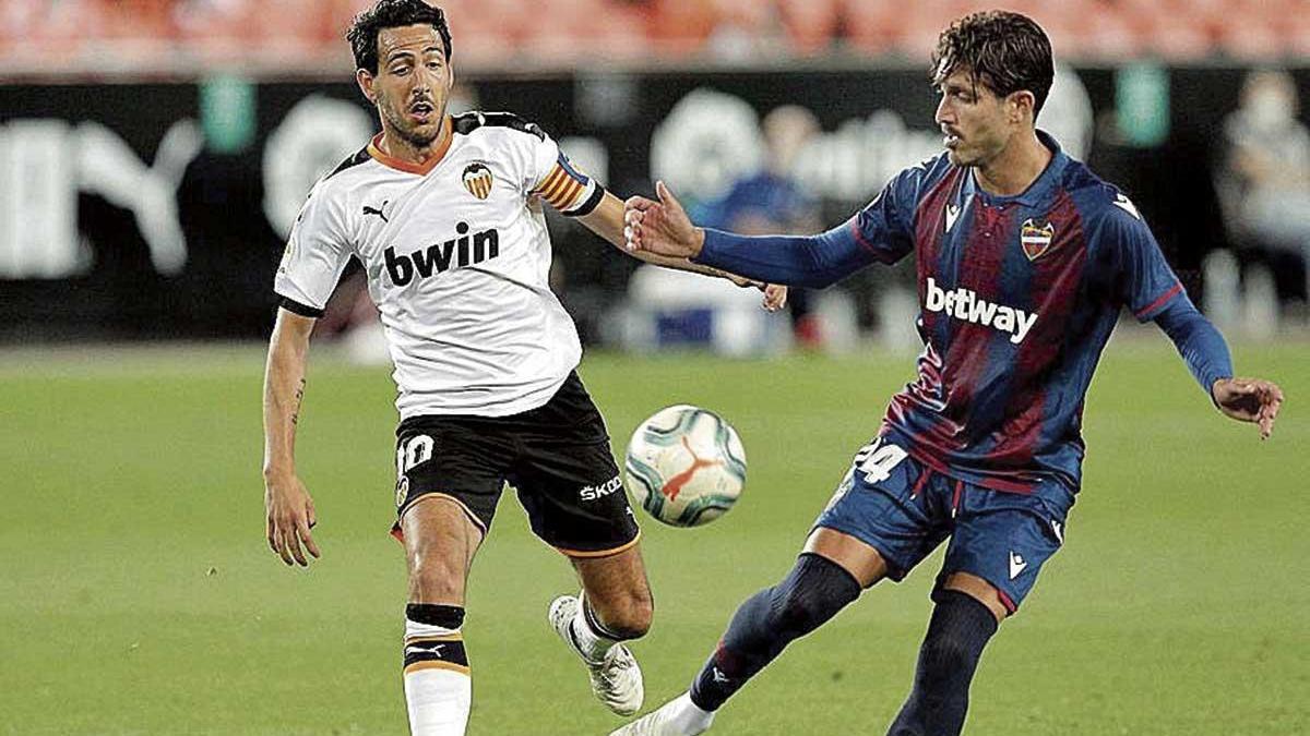 Campaña y Parejo pugnan por el balón en un lance del partido.