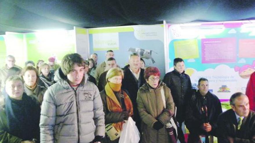 La carpa «Asturias Universo Digital», en Luarca hasta el domingo. Los valdesanos pudieron conocer ayer el nuevo servicio en una carpa instalada en Luarca.