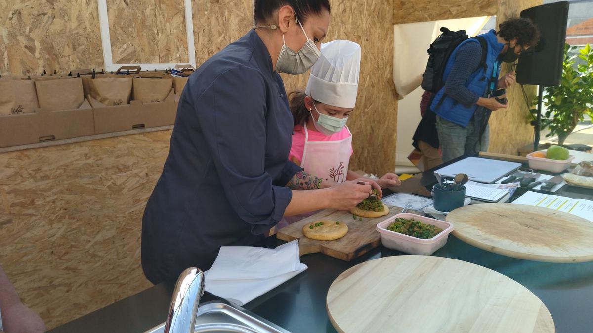 El taller de cómo elaborar cocas en familia: los niños y niñas con las manos en la masa