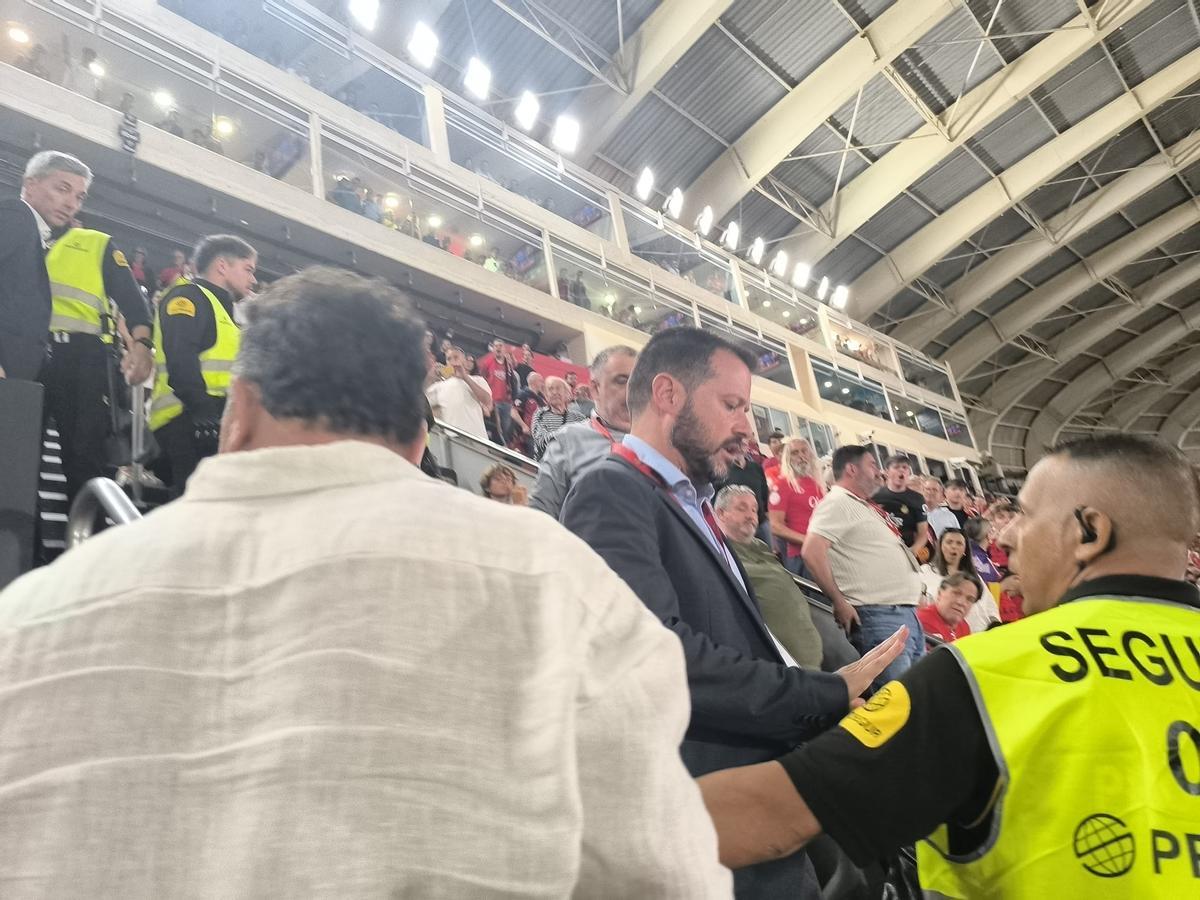 Pablo Ortells, al acabar el partido ante el Oviedo dirigéndose a las oficinas del club