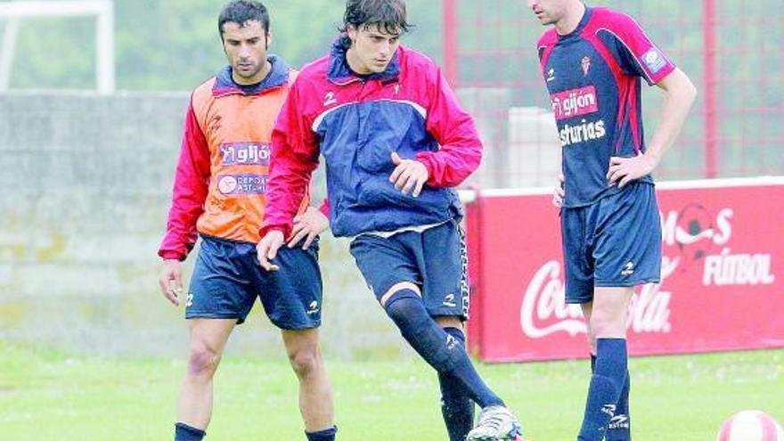 Míchel, golpeando un balón, en presencia de Sastre y Gerard, en el entrenamiento de ayer.