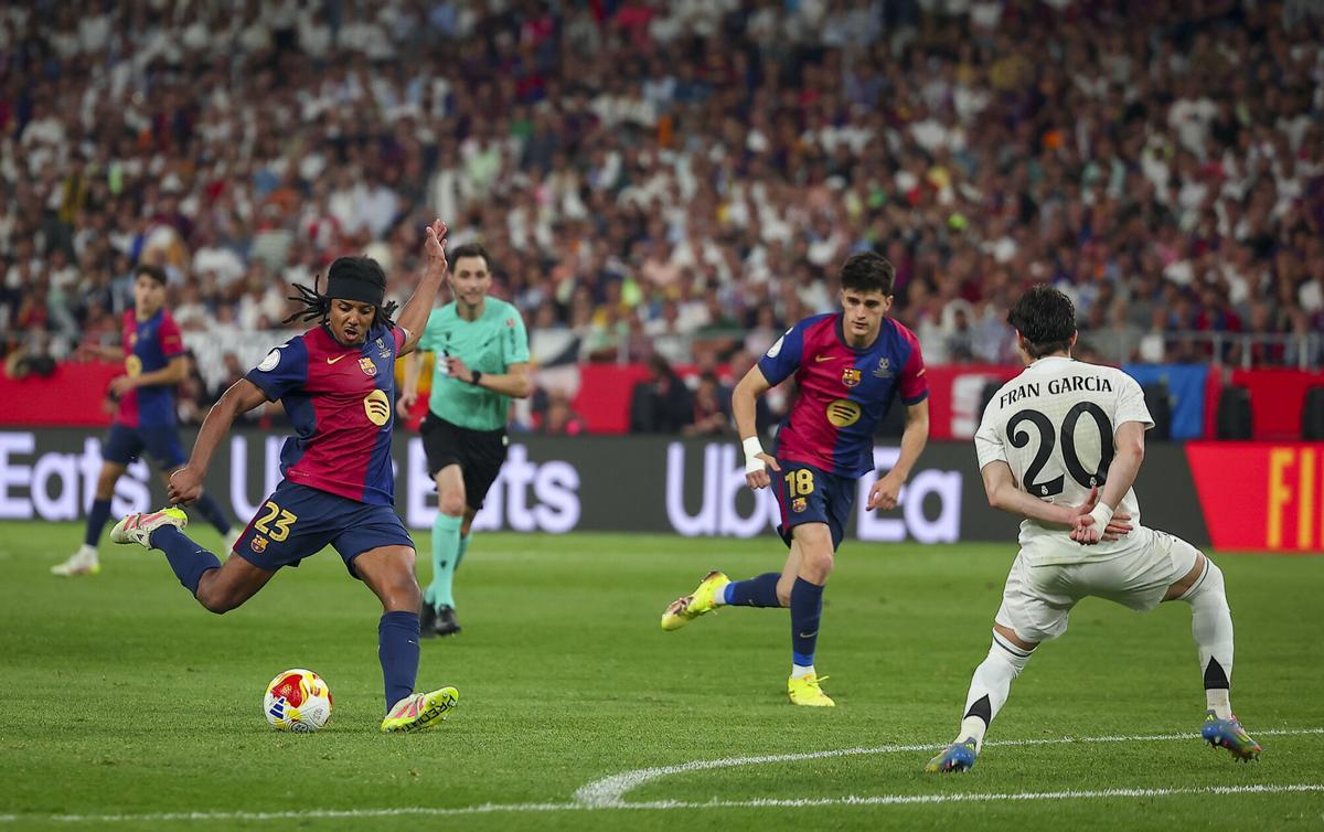 Koundé dispara al marco de Courtois para anotar el 3-2 de la final de Copa.