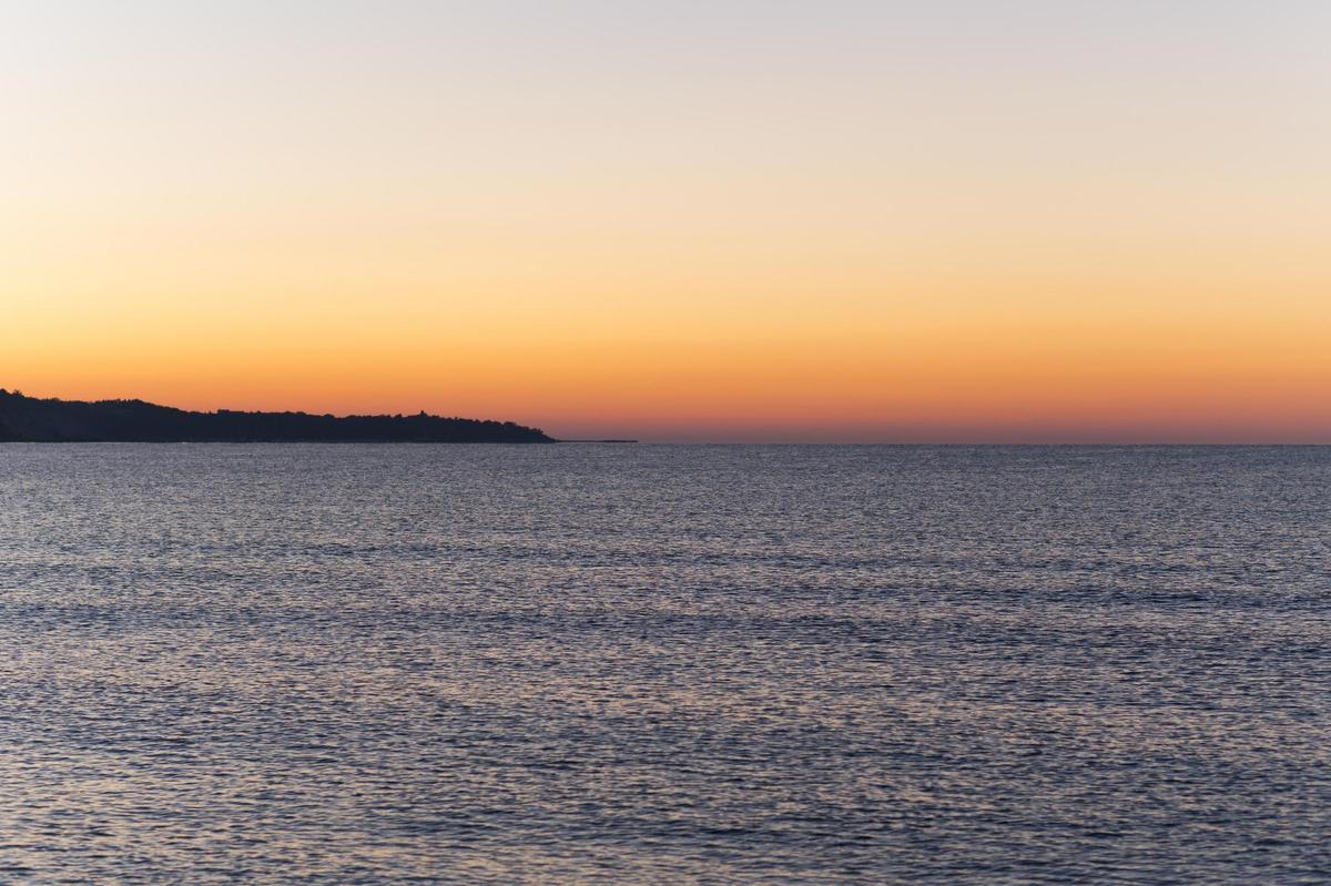 Una playa hermosa al amanecer
