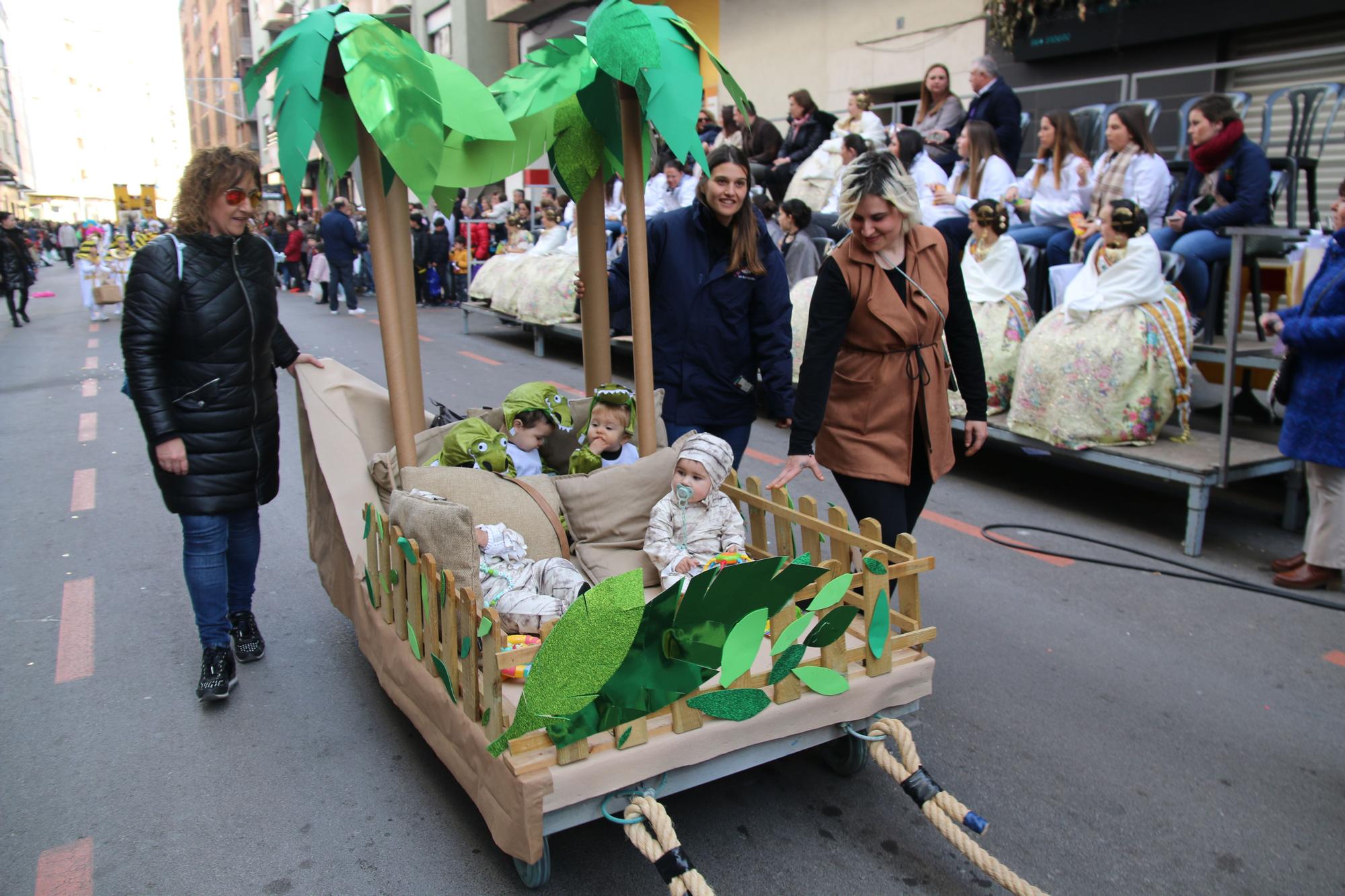 Búscate en las fotos del premio al Barri València en la cabalgata del Ninot infantil de Burriana