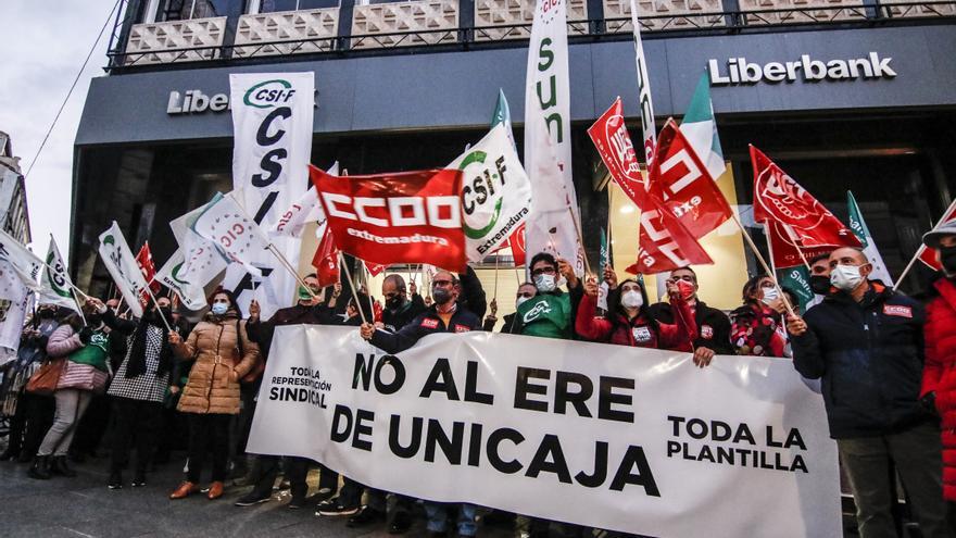 Unas 300 personas rechazan en Cáceres el ERE de Unicaja