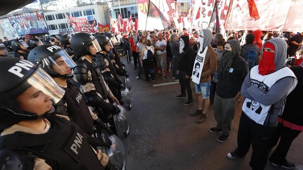 Manifestantes y policías en Buenos Aires