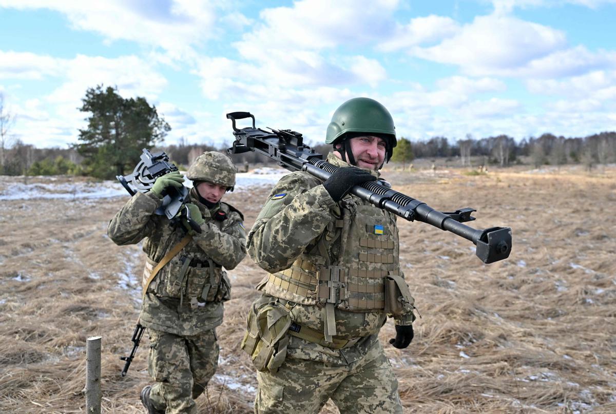 Soldados ucranianos participan en ejercicios militares simulando un posible ataque en la zona de Chernóbil a pocos kilómetros de la frontera con Bielorrusia, el 20 de febrero de 2023