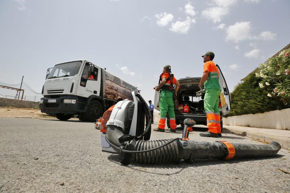 El Ayuntamiento ha encargado un plan de choque de limpieza de urbanizaciones y el centro del casco urbano. Sin contrato, por valor de 117.000 euros mensuales  que se suma a la factura millonaria de 14