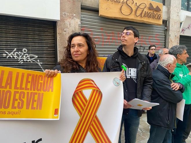 Manifestación contra la imposición del castellano en el Parlament: "Prohens ha vendido nuestra lengua"