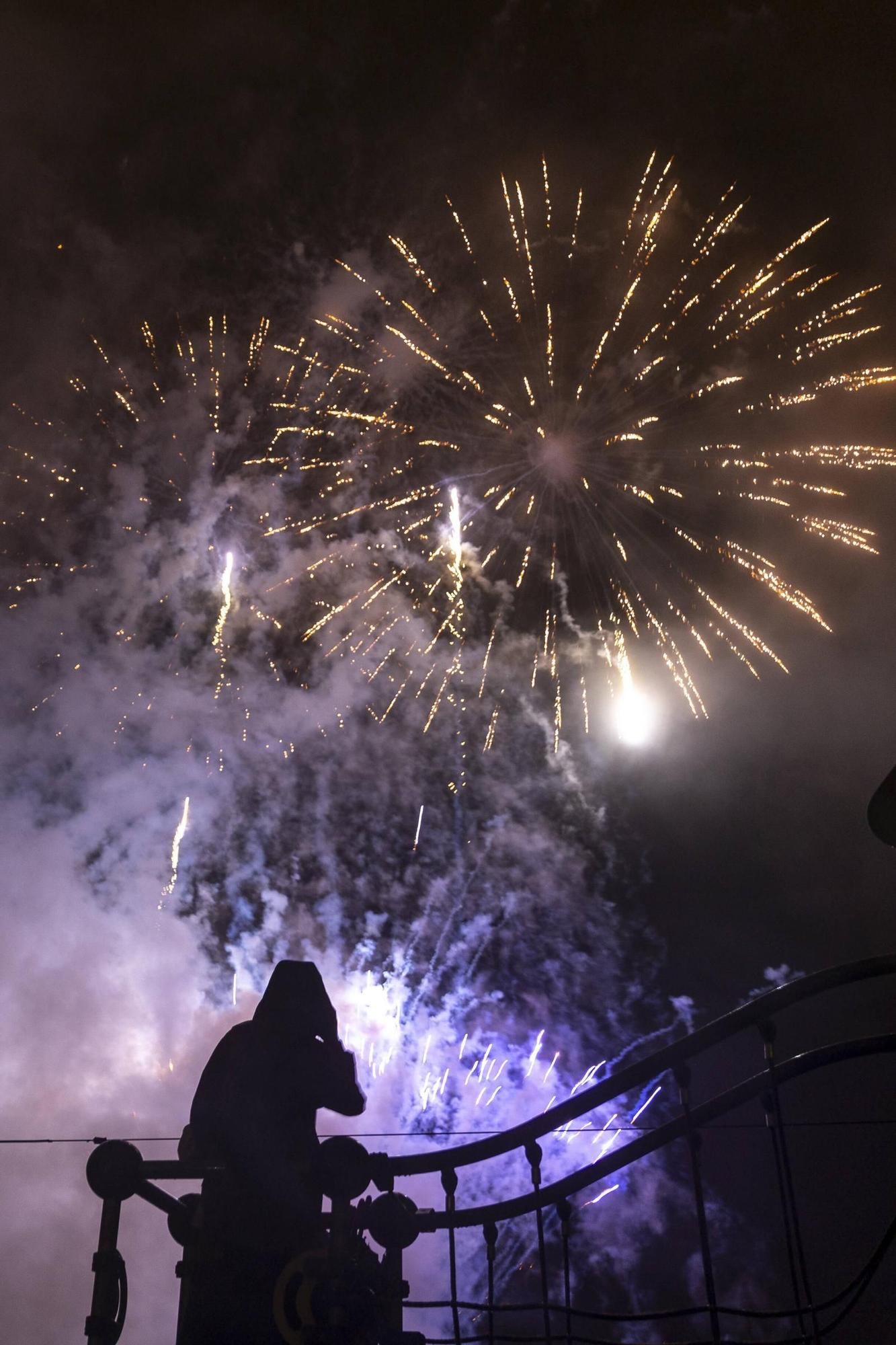 EN IMÁGENES: Así se vivieron unos fuegos de San Mateo bajo la lluvia en Oviedo