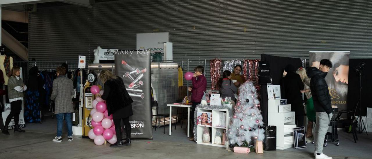 Los zamoranos pasean por los stands de la feria.