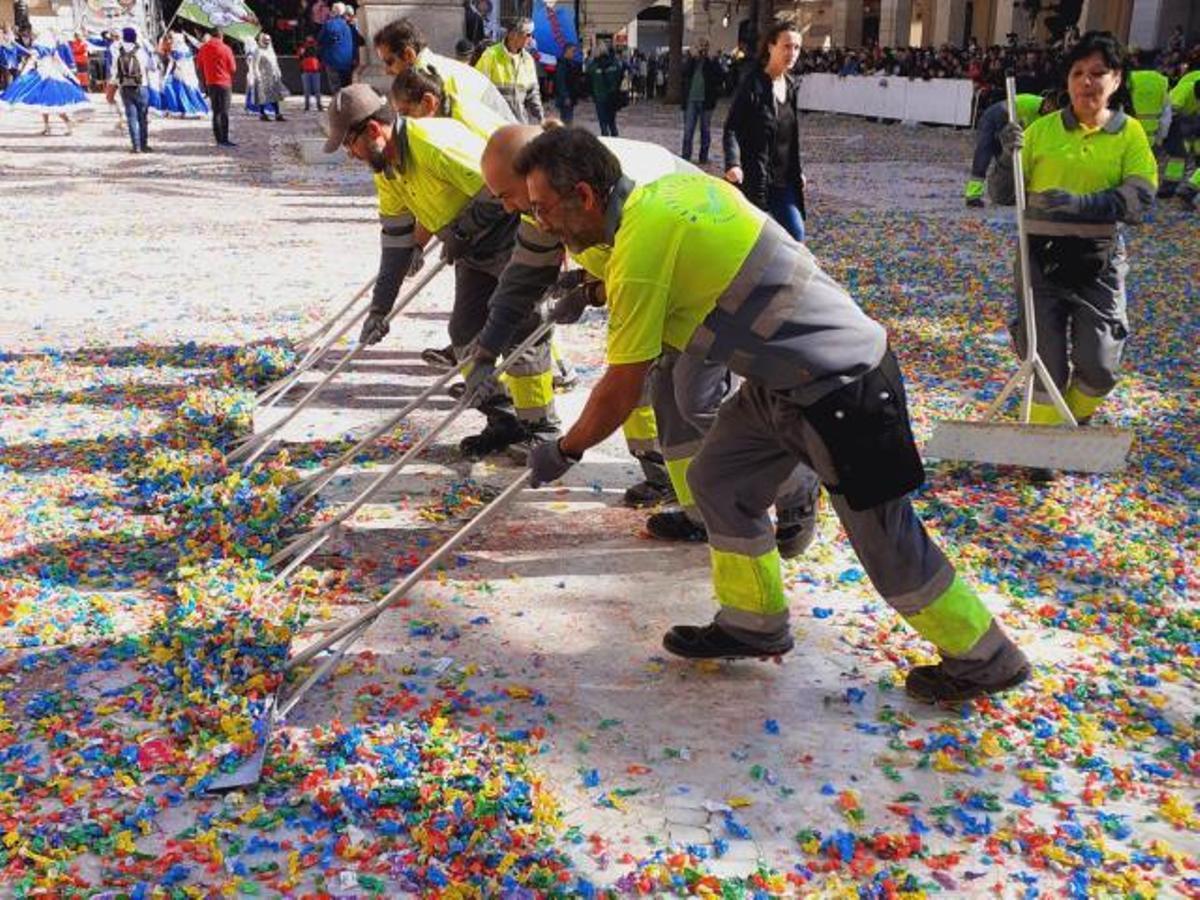 Els equips de neteja de Vilanova i la Geltrú retiren 12 tones de caramels després del Carnaval