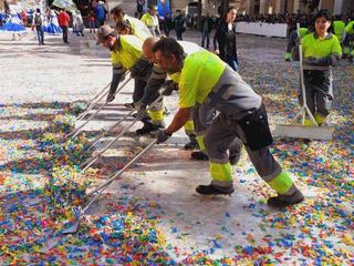 Los equipos de limpieza de Vilanova i la Geltrú retiran 12 toneladas de caramelos después del Carnaval